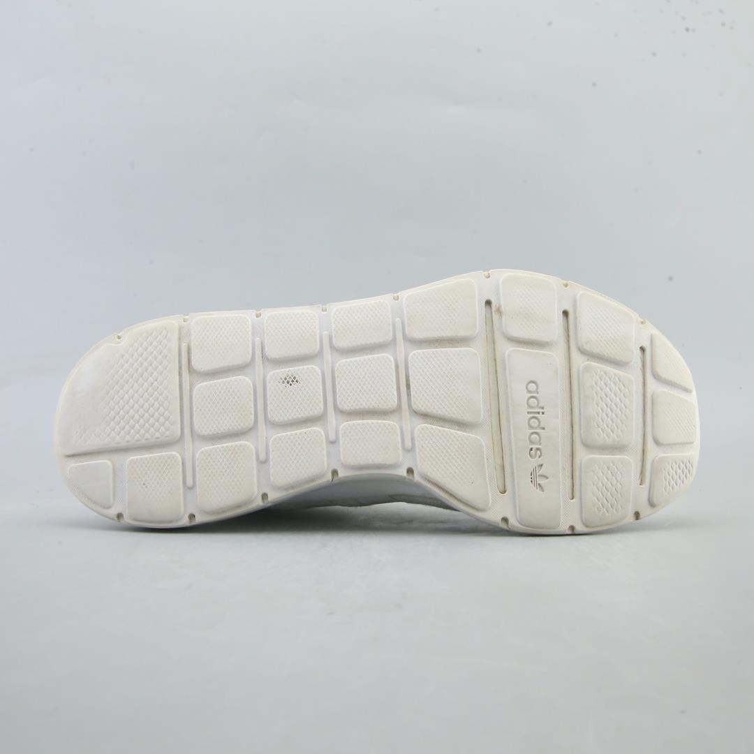 ADIDAS  SWIFT RUN